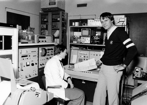 Lektor Hans Jørgen Rasmussen sammen med laborant Rigmor Johansen ved NMR-spektrometer i 1978.