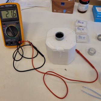 Opstilling i laboratorie med termometer til at måle den kritiske temperatur.