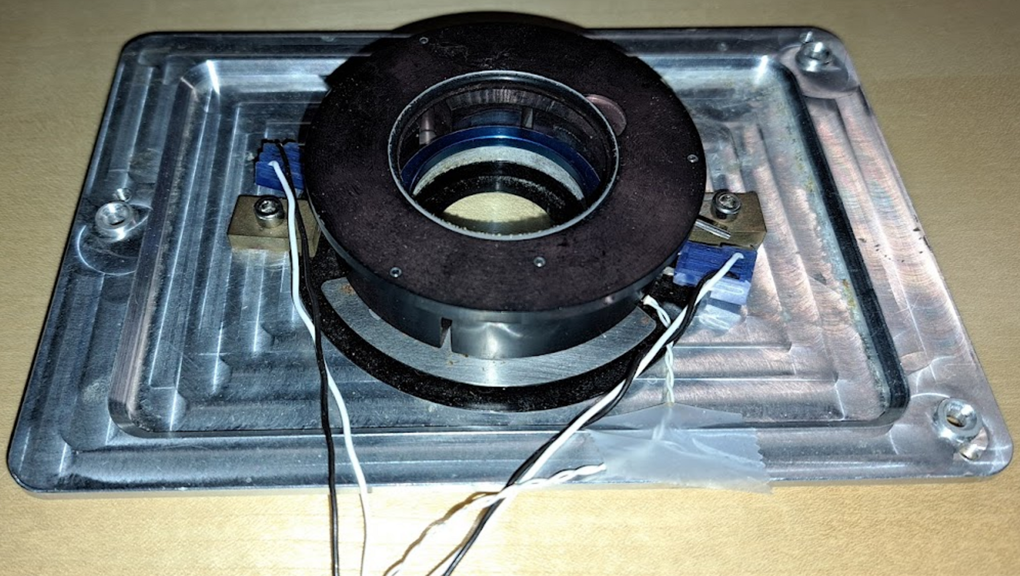 Single dish stage incubator. 