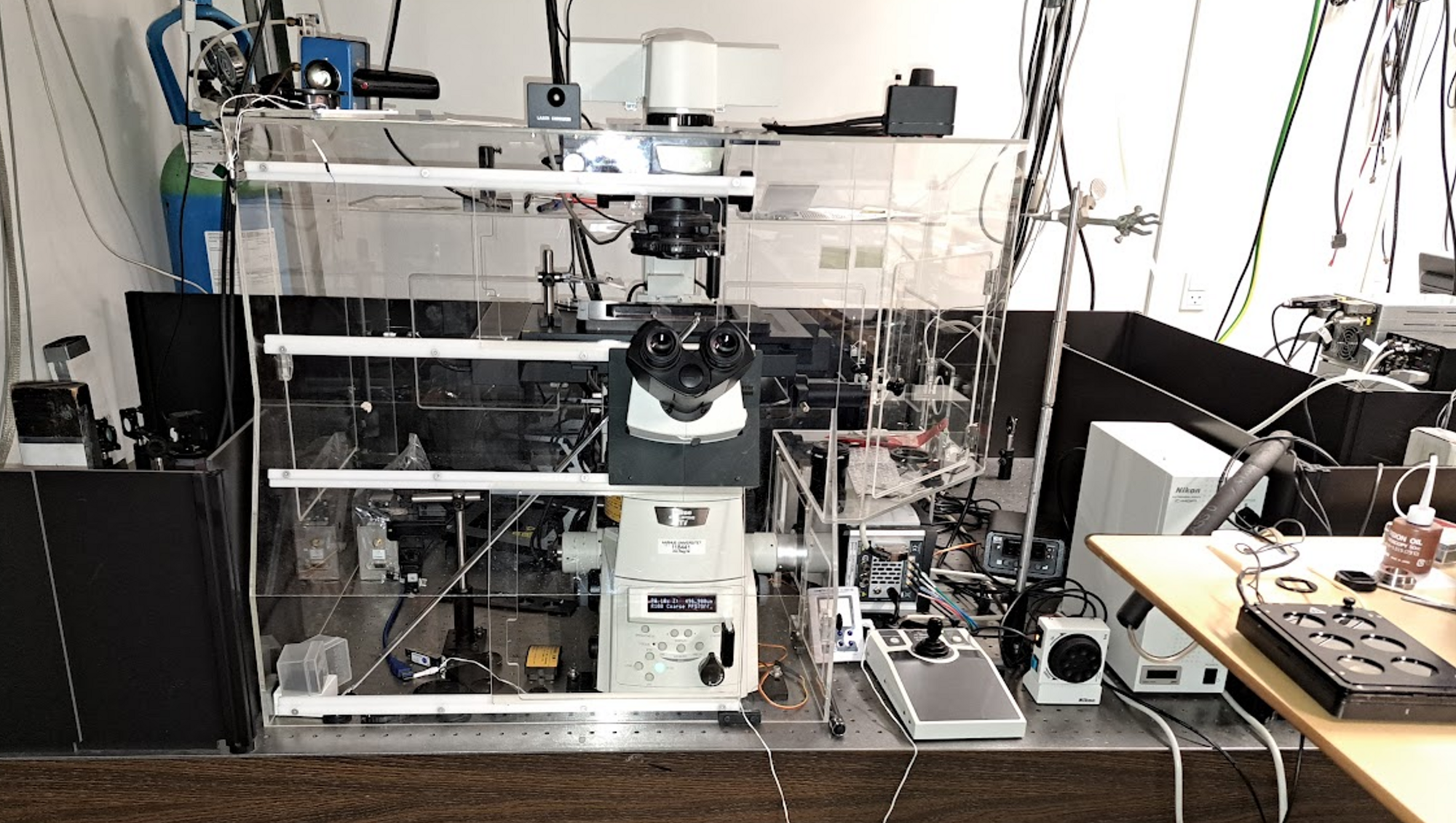 The microscope setup. 